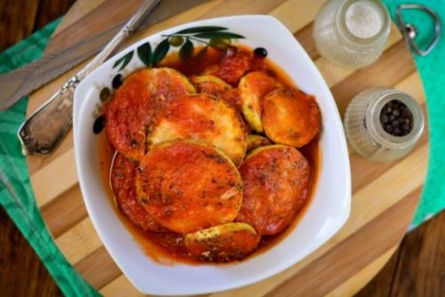 Кабачки тушеные в томате.