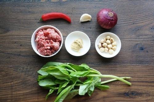 Сочный гамбургер сыра с соусом из голубого. 05