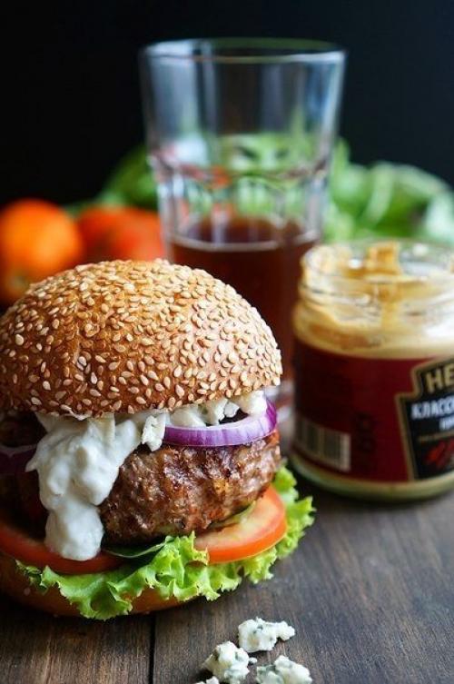 Сочный гамбургер сыра с соусом из голубого. 08