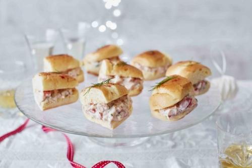 Тартины с мясом лобстера.
