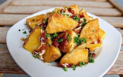 Запеченный картофель с беконом.