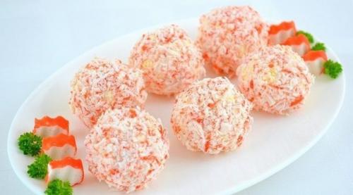 Крабовый салат шариками.