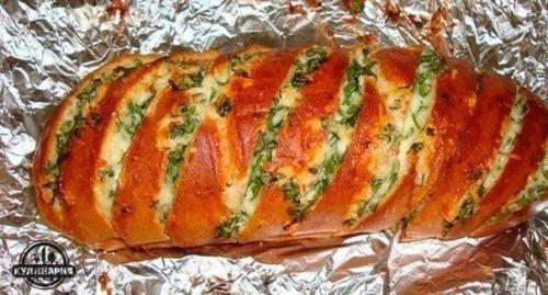 Запеченный батон с сыром и чесноком.