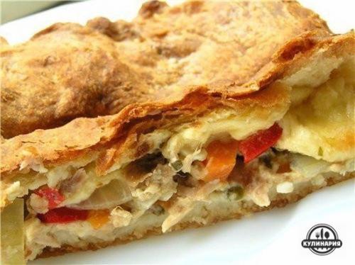 Слоёный пирог с мясом и картофелем.