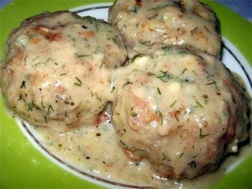 Котлеты с подливкой из плавленого сырка.
