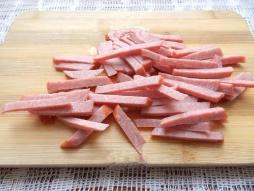 Салат с копченой колбасой и огурцами. 02