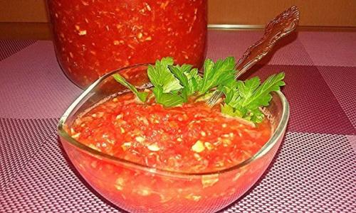 Аджика из помидор и чеснока на зиму без варки.