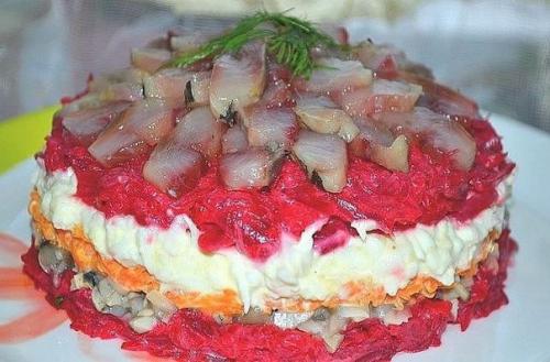 Салат с сельдью даже вкуснее, чем обычная и привычная нам Селедка в Шубе.