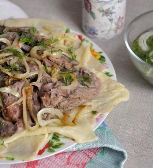 Бешбармак с бараниной и жареным луком.