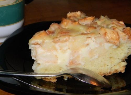Сметанный пирог с яблочной начинкой.