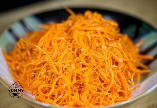 Салат морковь по-корейски.