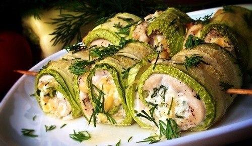 Сочные кабачковые рулеты с курицей и творогом.