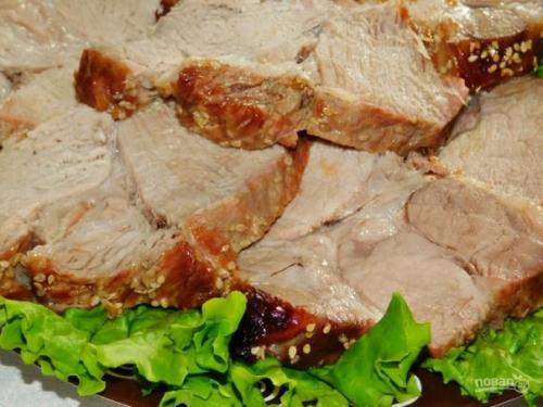 Буженина в соевом маринаде с кунжутом.