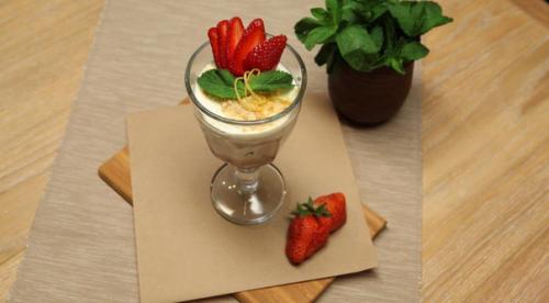 Домашний сметанник с клубникой за 10 минут.