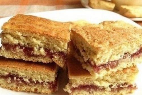 Простое печенье на кефире с вареньем.