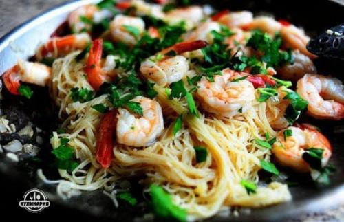 Паста с белым вином и креветками.