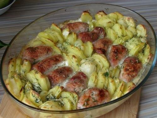 Мясные рулетики с картошкой в сливках.