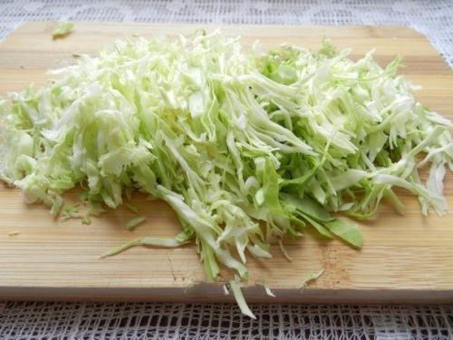 Салат с копченой колбасой и огурцами. 05