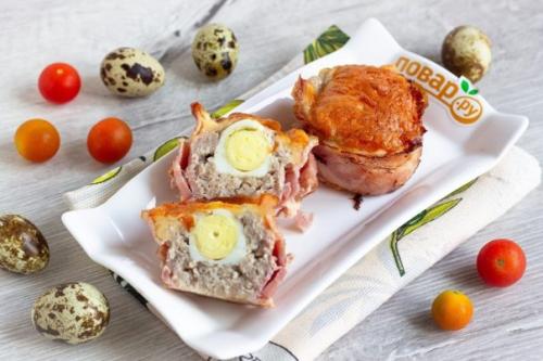 Мясные кексы с перепелиными яйцами.