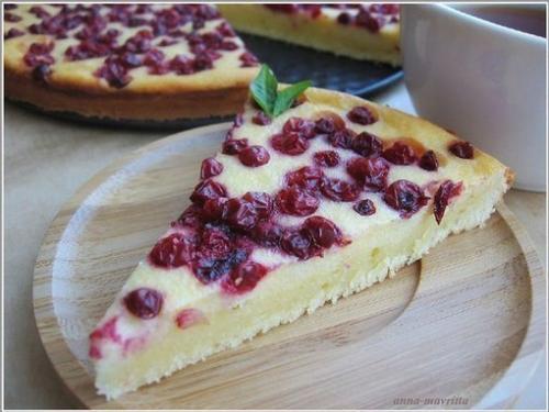 Пирог с творожной начинкой и брусникой.