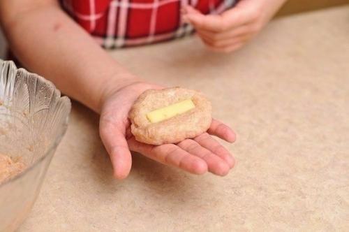Куриные котлеты с сыром. 07
