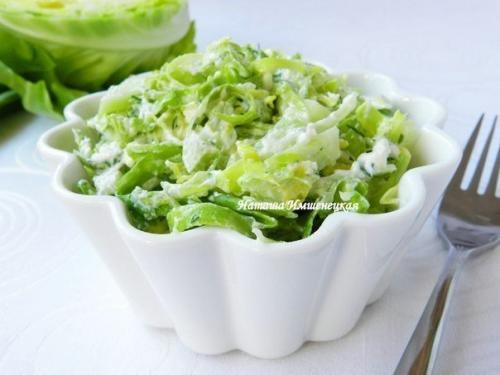 Салат из свежей капусты и огурцов с сыром Фета.