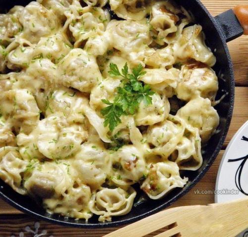 Пельмени жареные под сыром.