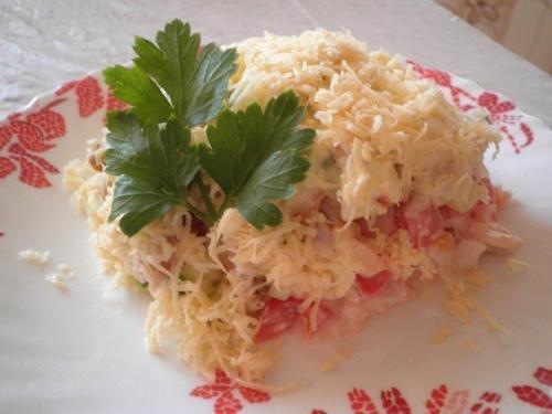 Салат с куриным филе и сухариками.