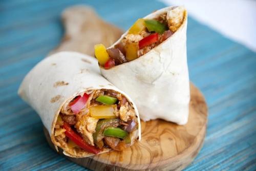 Бурито с курицей (мексиканская кухня).