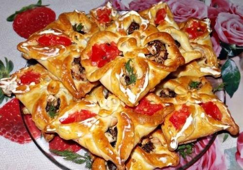 Конвертики из дрожжевого теста с мясом и грибами.