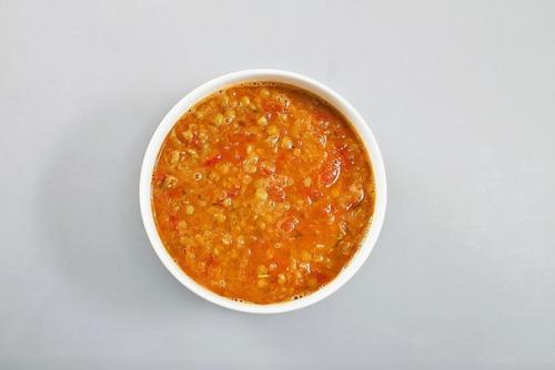 Чечевичный суп с томатами.