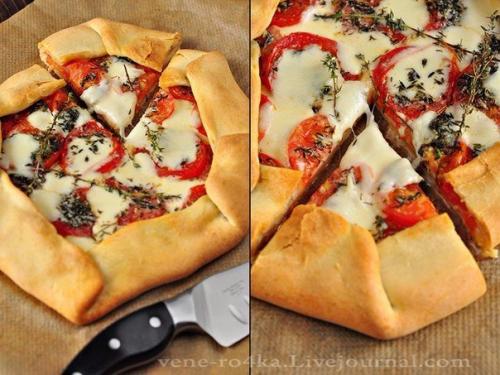 Деревенская галета с помидорами, моцареллой и тимьяном.