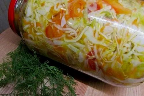 Капустный салат в гоpячем маринаде.
