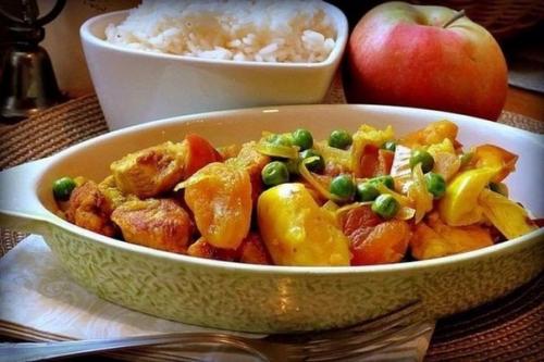 Курица с яблоками.