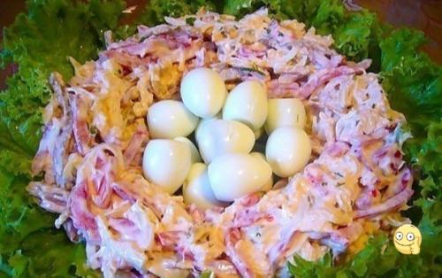 Ну очень оригинальный и вкусный салатик.