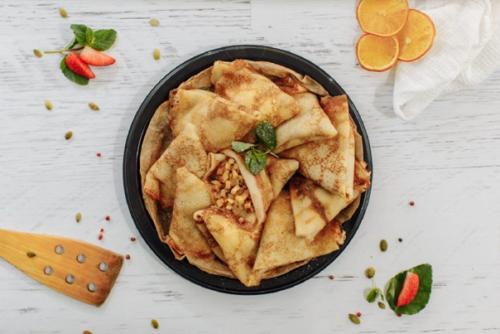 Французские блинчики с яблоками и изюмом.