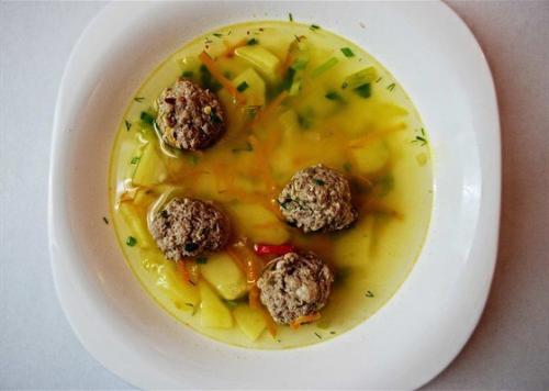 Суп с фрикадельками.