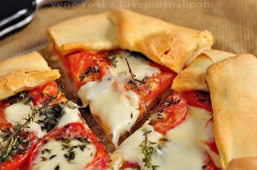 Деревенская галета с помидорами, моцареллой и тимьяном. 02