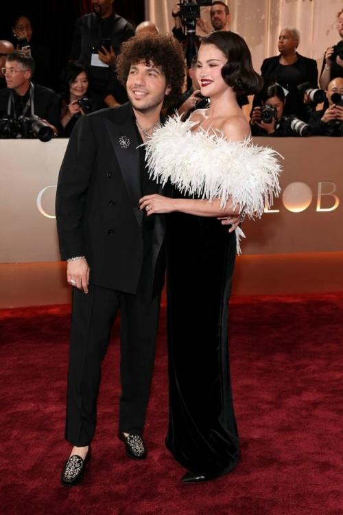 Для слухов много не нужно! 

