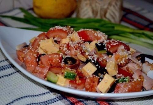 Салат с курицей, овощами и кунжутом.