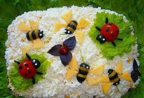 Салат с крабовыми палочками - пчелки.