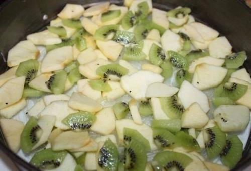 Шарлотка с яблоками и киви? 05