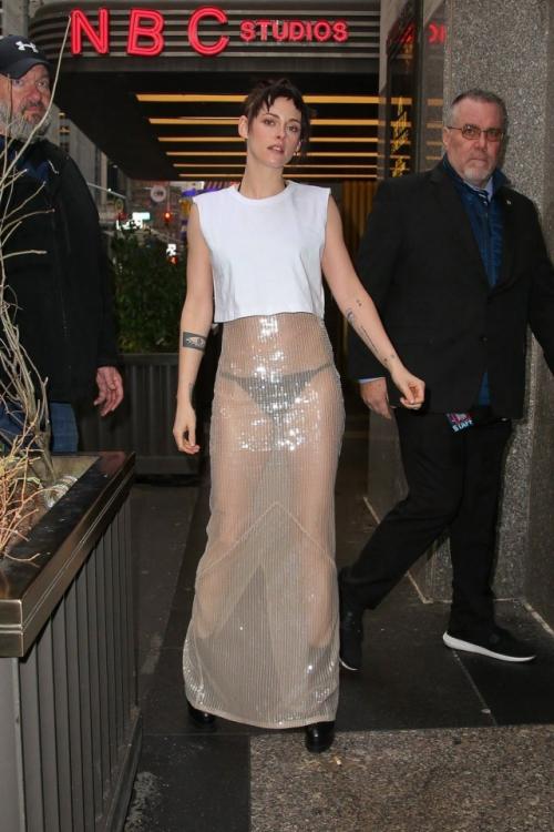 Мы ловим свежий выход Кристен Стюарт в Нью-йорке по пути на студию NBC! 

