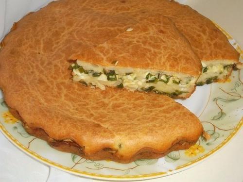 Заливной пирог с зелёным луком и яйцом.