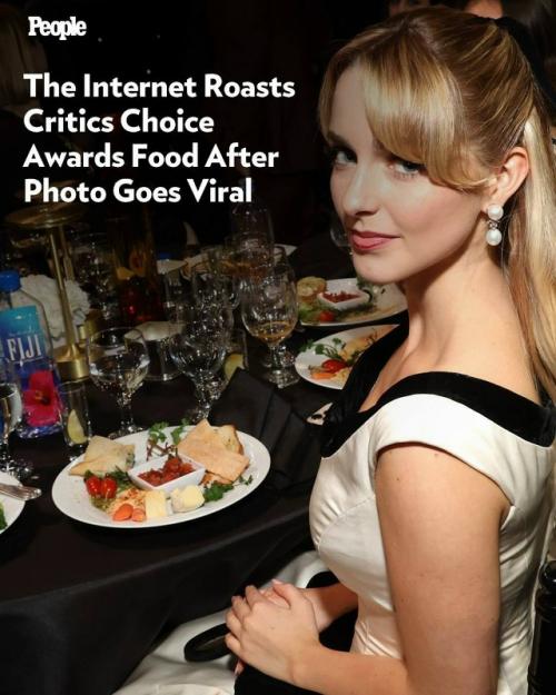 В соцсетях смеются над угощением с премии Critics Choice Awards.  