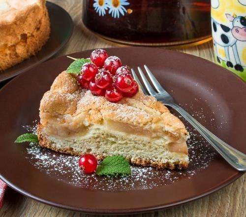 Классическая яблочная шарлотка.