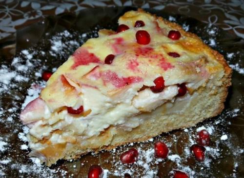 Яблочно - банановый пирог из песочного теста со сметанной заливкой.