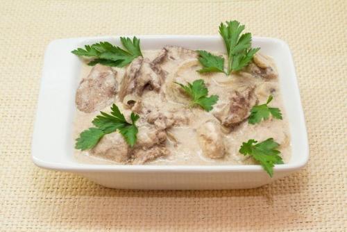 Куриная печень с грибами в сливочном соусе. Куриная печень с грибами в сливочном соусе.