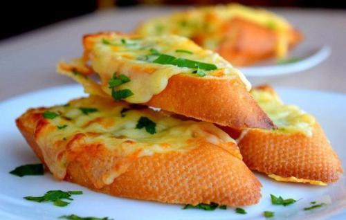 Бутeрброды с чeснокoм и cыpoм.