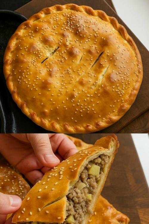 Мясной пиpог - это сочное сочетание мягкого теста и начинки из фаpша, картофеля и лука, котоpое покоряет с первого кусочка.  